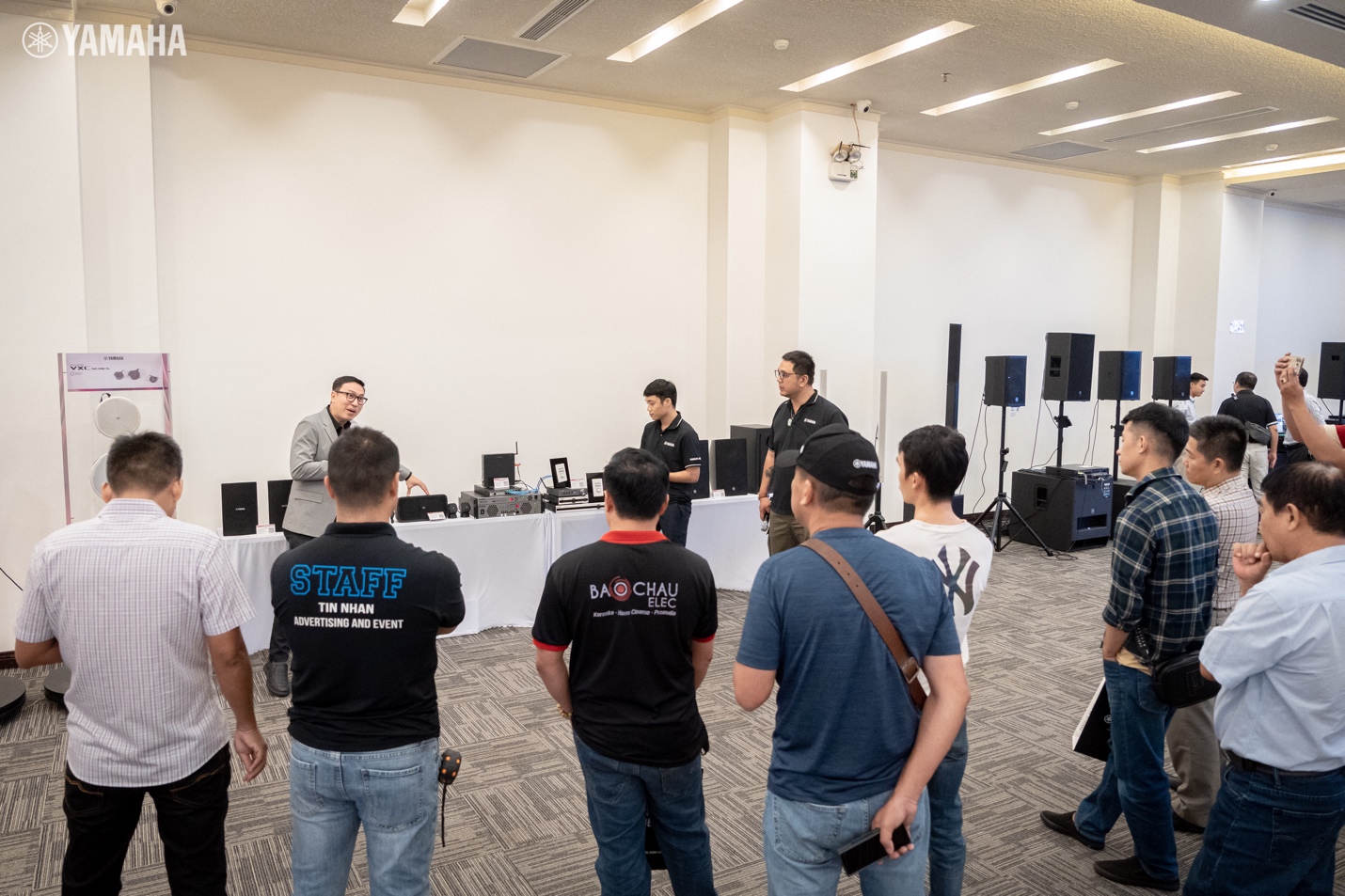 Ông Nguyễn Thân và đại diện Yamaha Audio Việt Nam chia sẻ về giải pháp âm thanh lắp đặt từ Yamaha