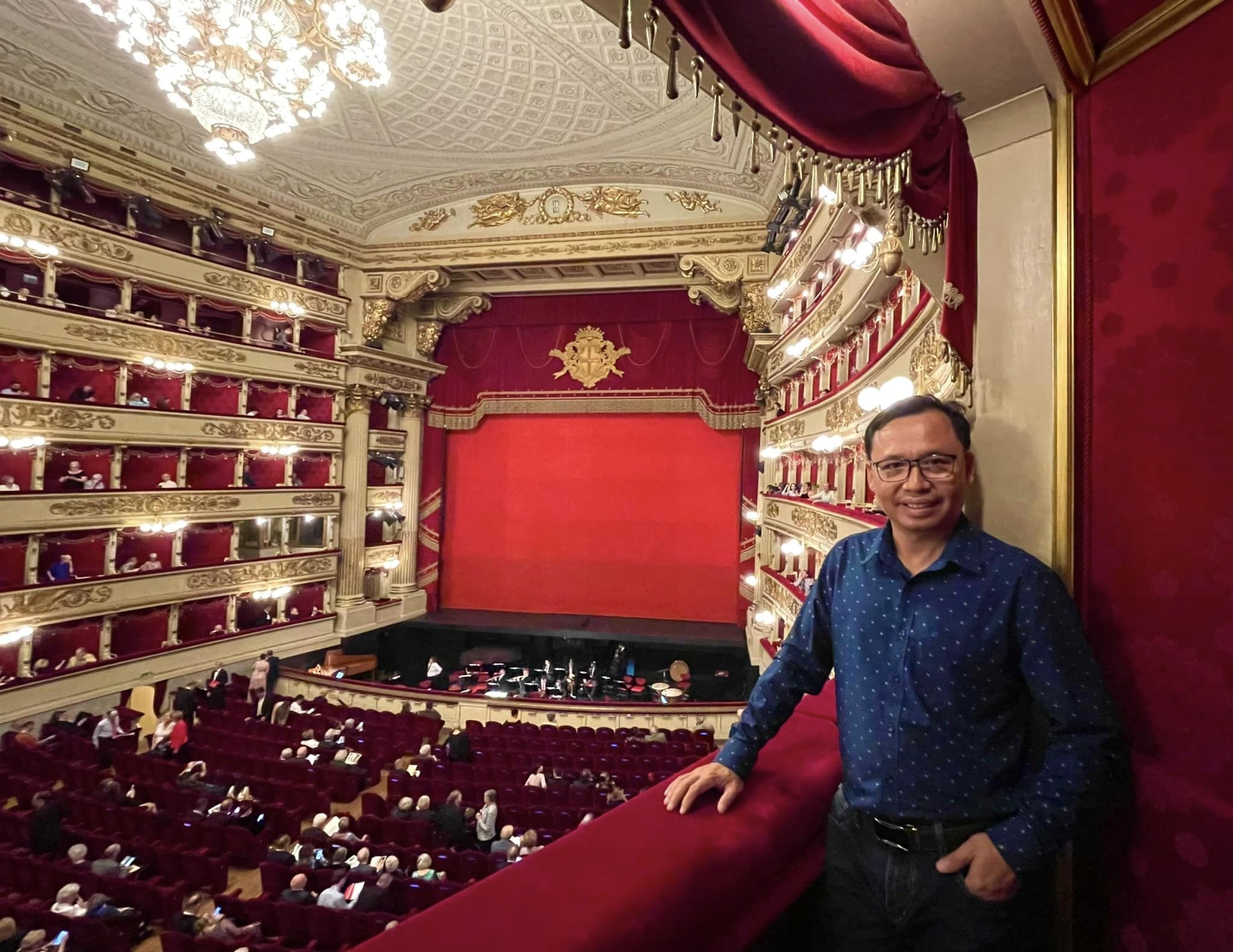 Anh Nguyễn Hoàng Thi - Nhà sáng lập thương hiệu ThivanLabs tại nhà hát opera La Scala Milano. Ảnh: ThivanLabs.