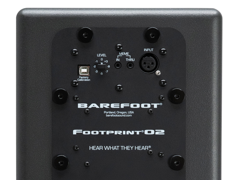 Phía sau Footprint02 chỉ có duy nhất một ngõ vào tín hiệu XLR; cổng kết nội cụm điều khiển MEME, núm điều chỉnh âm lượng và cổng USB để cân chỉnh loa bởi nhà sản xuất.