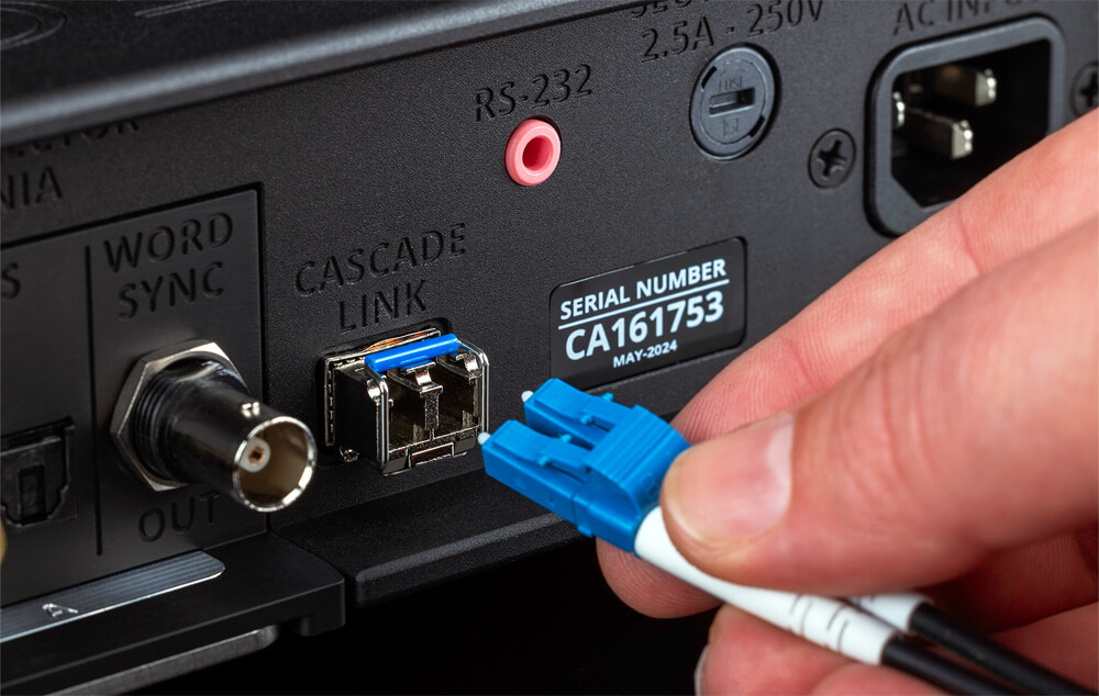 Khối Digital Director được kết nối với khối Analog Converter bằng dây cáp Cascade Link chuyên biệt.