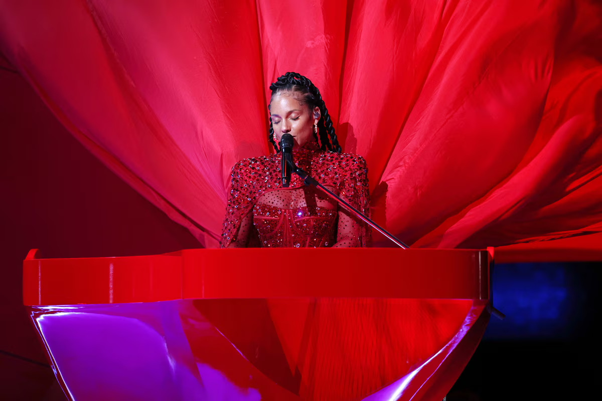 Ca sĩ Alicia Keys trình diễn bằng đầu micro Neumann KK 105 U mới tại sân khấu Super Bowl Stage. Ảnh: Kevin Mazur/Getty Images.