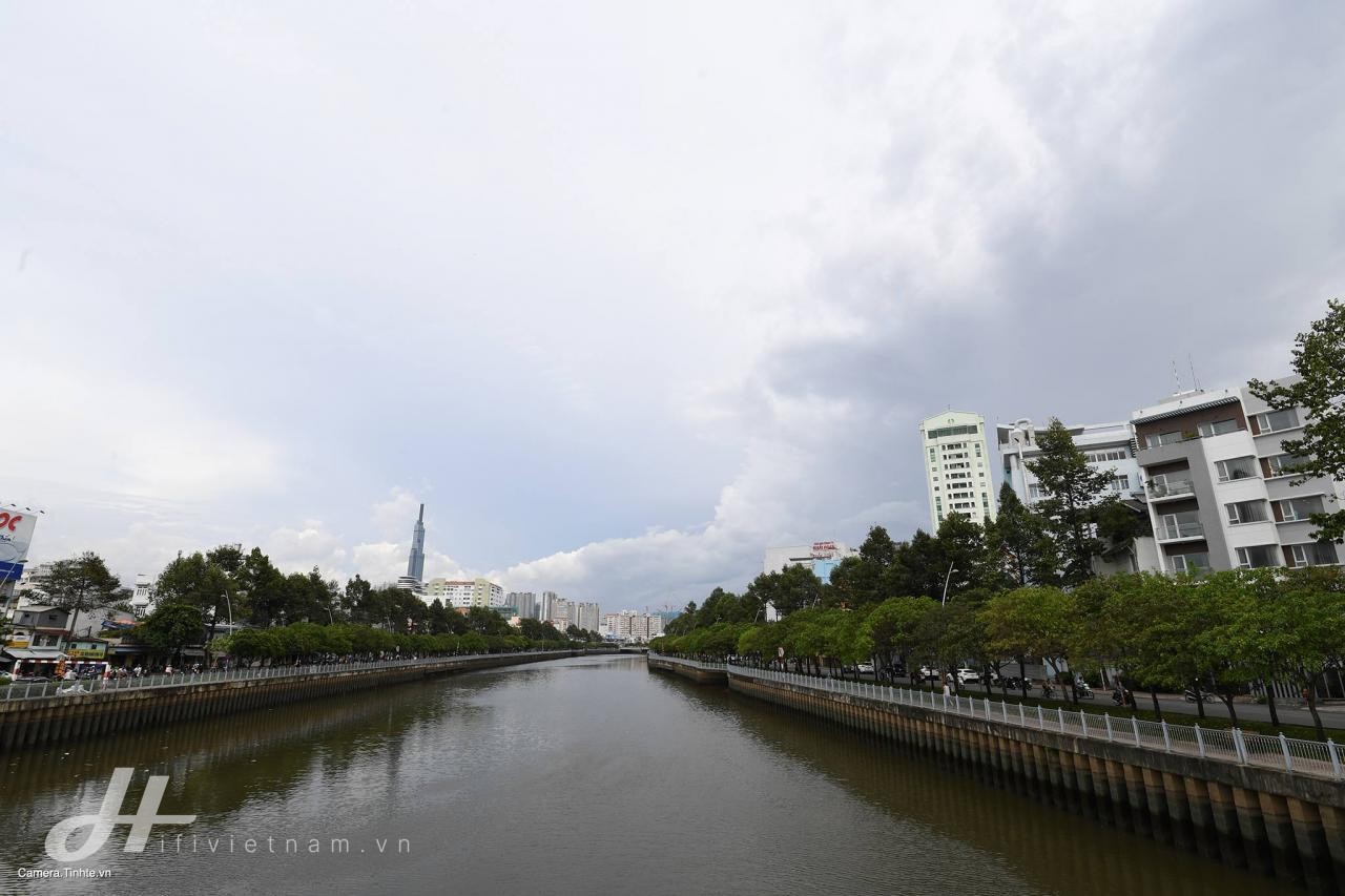 Đang tải CameraTinhTe_Tamron-17-35_DSC_2554.jpg…