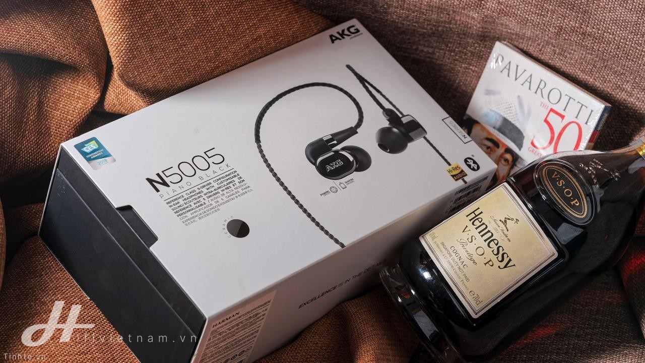 Đang tải tinhte_unboxing_akg_n5005_0.jpg…