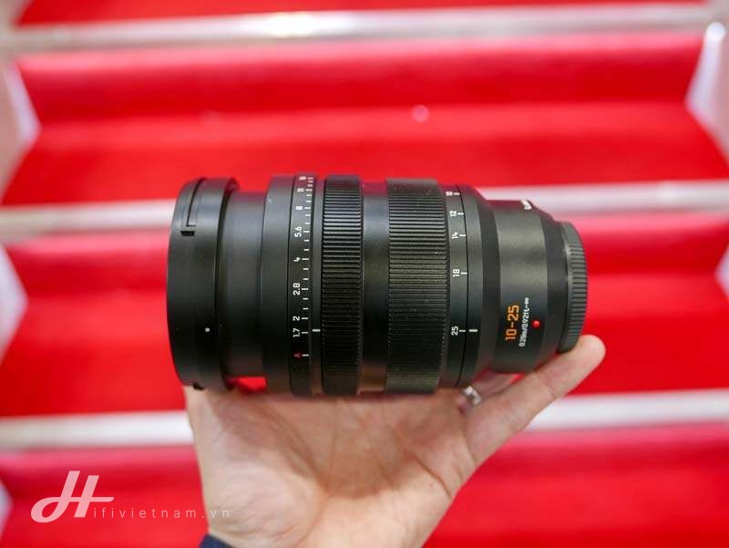 Đang tải Panasonic-Leica-DG-Vario-Summilux-10-25-mm-f1.7-MFT-lens-6.jpg…