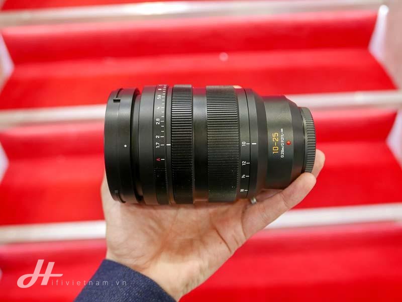 Đang tải Panasonic-Leica-DG-Vario-Summilux-10-25-mm-f1.7-MFT-lens-3.jpg…